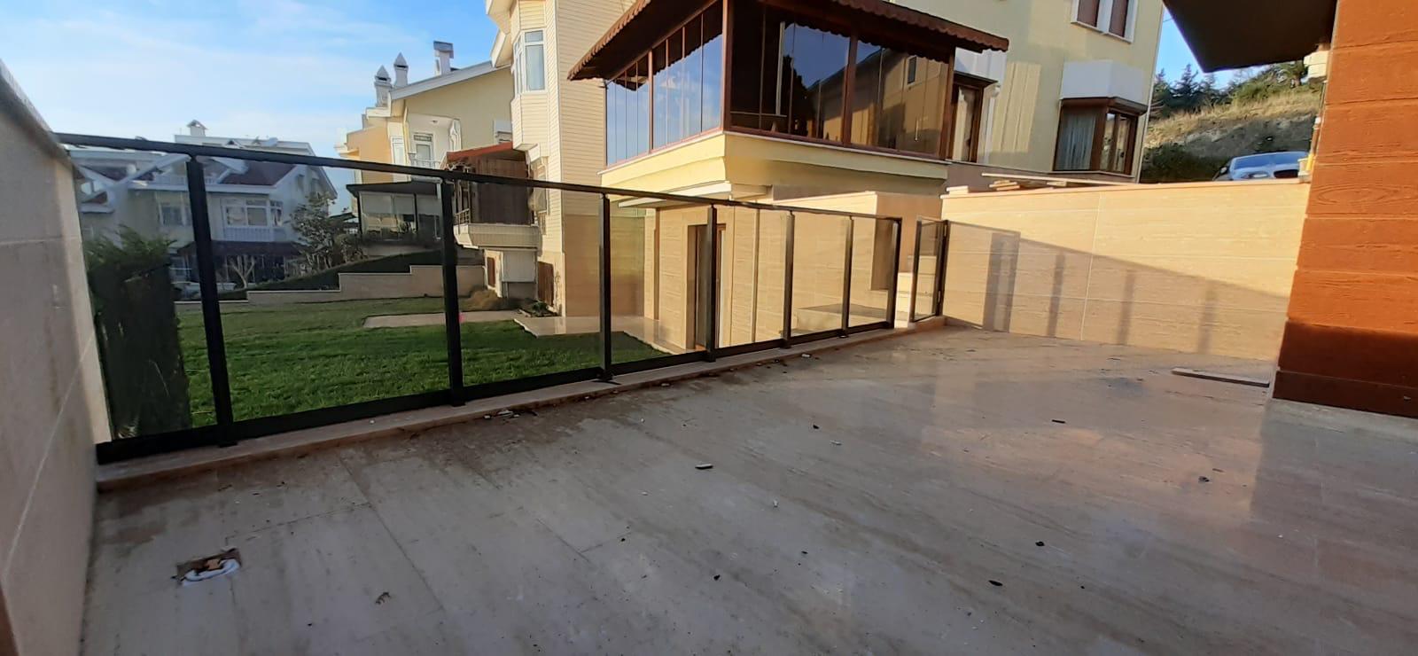 Küpeşte camlı korkuluk 9